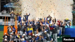 Peloteros venezolanos celebran la conquista del título en el Clásico Mundial de Béisbol.