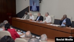 De izquierda a derecha, Esteban Lazo, José Ramón Machado Ventura, Manuel Marrero, Miguel Díaz Canel y Salvador Valdés Mesa en la reunión del Consejo de Ministros (Foto tomada de un mensaje de Twitter de la Presidencia de Cuba).