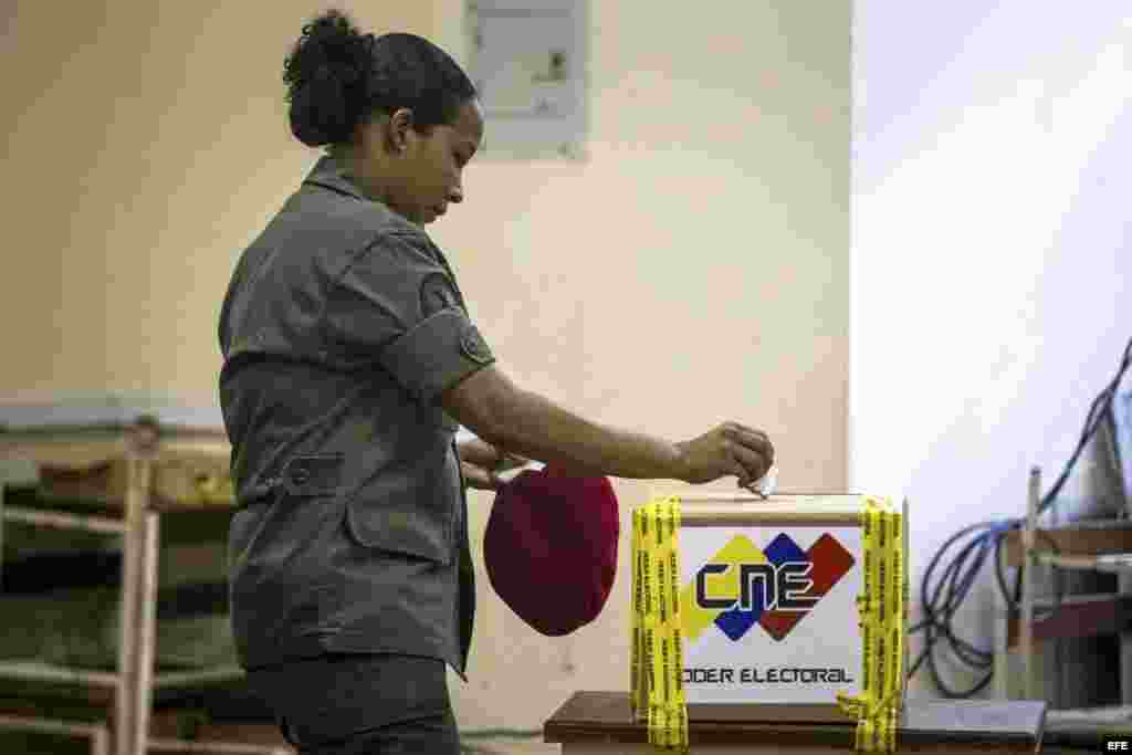 &nbsp;Elecciones municipales en Venezuela. Una militar ejerce su derecho al voto durante la jornada electoral municipal en Caracas (Venezuela), hoy domingo 8 de diciembre del 2013. Los colegios electorales abrieron hoy en Venezuela para dar comienzo a una jornada en la que 19 millones de venezolanos y residentes con más de diez años en el país están llamados a las urnas para elegir alcaldes y concejales.