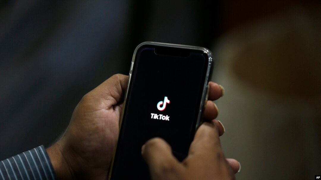 Un hombre abre la aplicación TikTok en su teléfono. (AP/Anjum Naveed, File)