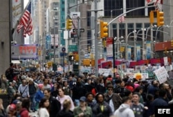 Manifestantes caminan por las calles de Nueva York.