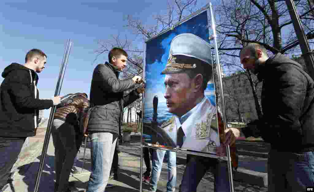 Activistas del movimiento antimaidan instalan varias obras que representan al presidente ruso, Vladimir Putin, en una exposición llamada "Crimea: Regreso al Puerto del Hogar". 