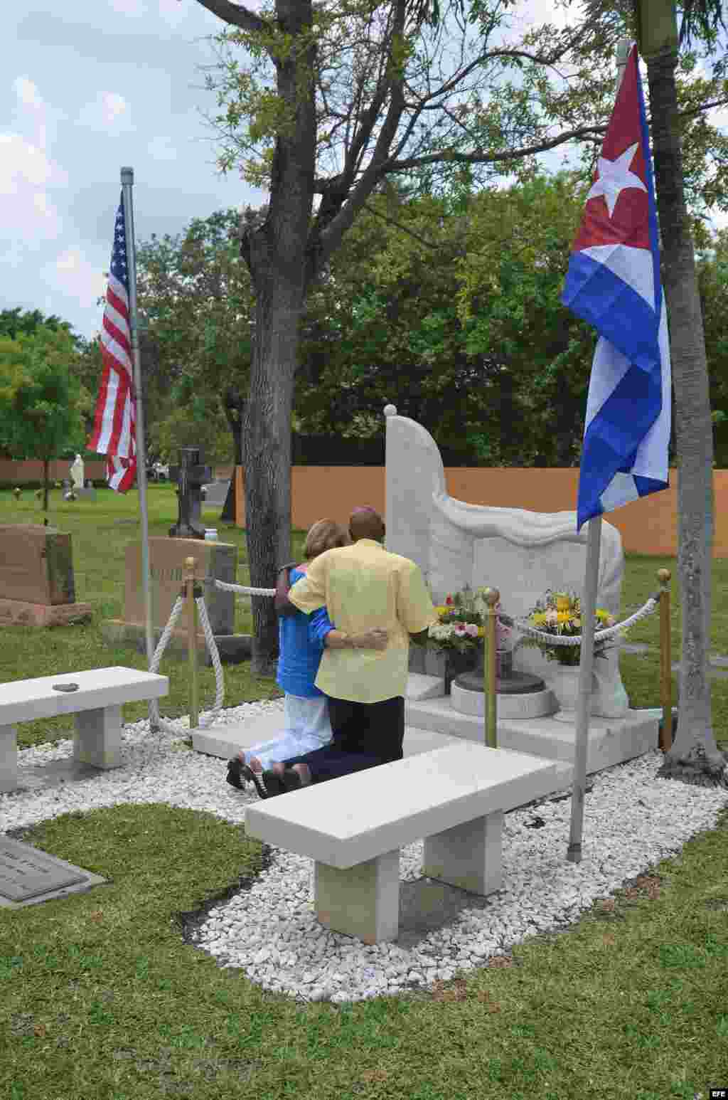 El expreso pol&iacute;tico y opositor cubano Guillermo Fari&ntilde;as en su primer d&iacute;a de actividades en Miami visita la tumba de Jorge Mas Canosa en La Peque&ntilde;a Habana en Miami (EEUU).