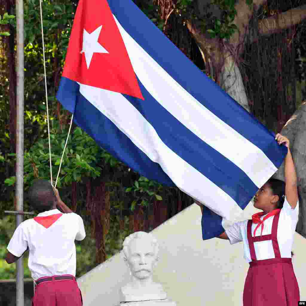 Cada mañana luego de izar la bandera, los niños deben repetir el tema &ldquo;Pioneros por el comunismo. Seremos como el Che.&rdquo;
