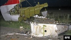 Restos del Boeing 777 de Malaysia Airlines que cayó en el este de Ucrania con 295 personas a bordo.