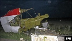 Restos del Boeing 777 de Malaysia Airlines que cayó en el este de Ucrania con 295 personas a bordo.
