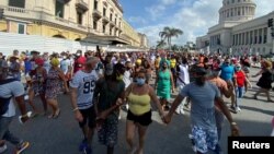 Los cubanos marcharon pacíficamente frente al Capitolio el 11 de julio, pero fueron reprimidos con violencia por la policía y las tropas especiales. REUTERS/Stringer