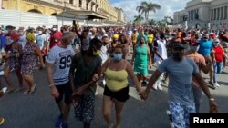Cubanos marchan frente al Capitolio de La Habana, uno de los principales sitios del estallido antigubernamental del 11 de julio de 2021. REUTERS/Stringer