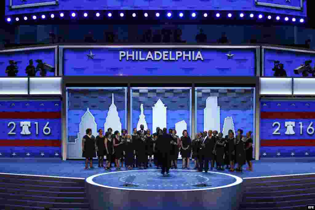Vista de la primera jornada de la Convención Nacional Demócrata 2016 hoy, 25 de julio de 2016, en el Wells Fargo Center de Filadelfia, Pensilvania. EFE/SHAWN THEW