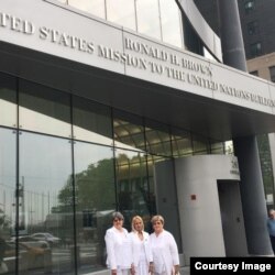 (De izq. a der.) Las Damas de Blanco Dolia Leal, Loudes Esquivel y Blanca Reyes frente a la sede de EEUU en Naciones Unidas.