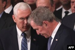 El vicepresidente Mike Pence expresa sus condolencias al hijo del expresidente Bush, George W. Bush.