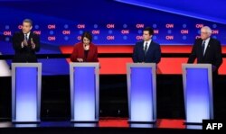 De izquierda a derecha, Tim Ryan, Amy Klobuchar, Pete Buttigieg y Bernie Sanders (Foto: AFP).