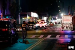 Un agente de la ATF examina la escena de la explosión en Manhattan.