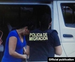 Una cubana de un grupo de cinco, ilegales, es subida a un vehículo de la policía de migración costarricense.