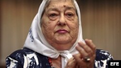 Según su exapoderado, Bonafini le ordenó pagar con fondos de la asociación “innumerables viajes al Caribe”.