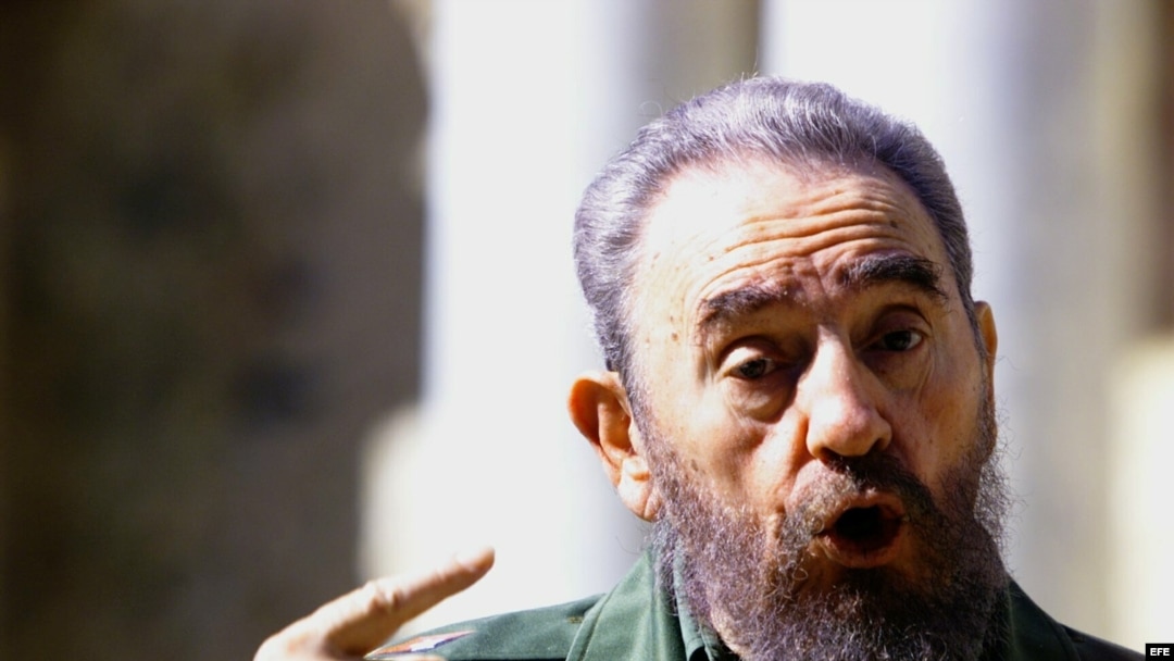 EL PRESIDENTE CUBANO COMANDANTE FIDEL CASTRO DURANTE SUS DECLARACIONES EN EL TEATRO ROMANO SOBRE LA DETENCION DEL GENERAL AUGUSTO PINOCHET