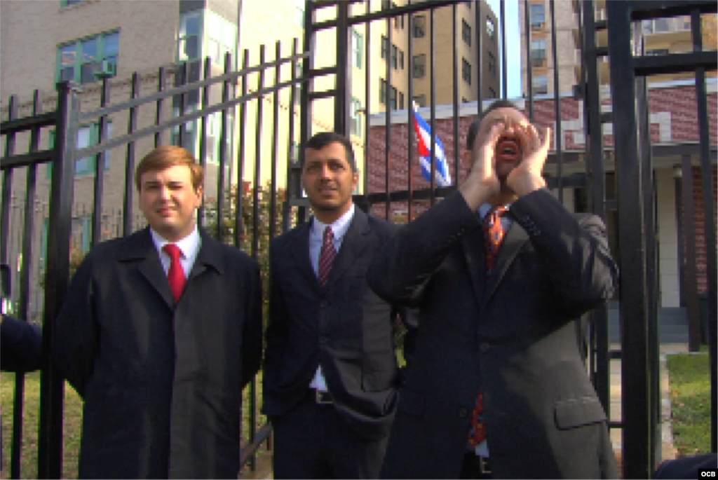 Miembros de la comisión Justicia Cuba protestan frente a la Embajada de Cuba en Washington.