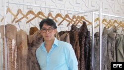 El cubano Rene Ruiz busca rescatar el oficio de la costura en la industria de la confección desde su factoría en el sur de Florida. 