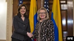 La secretaria de Estado de Estados Unidos, Hillary Clinton (d), saluda a la ministra de Exteriores colombiana, María Ángela Holguín (i), en el Departamento de Estado de Washington.
