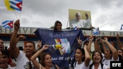 Jóvenes celebran la llegada del papa Francisco para una visita apostólica de 4 días.