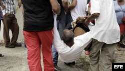 Un hombre es arrestado el 20 de marzo de 2016, tras una marcha opositora en La Habana. 