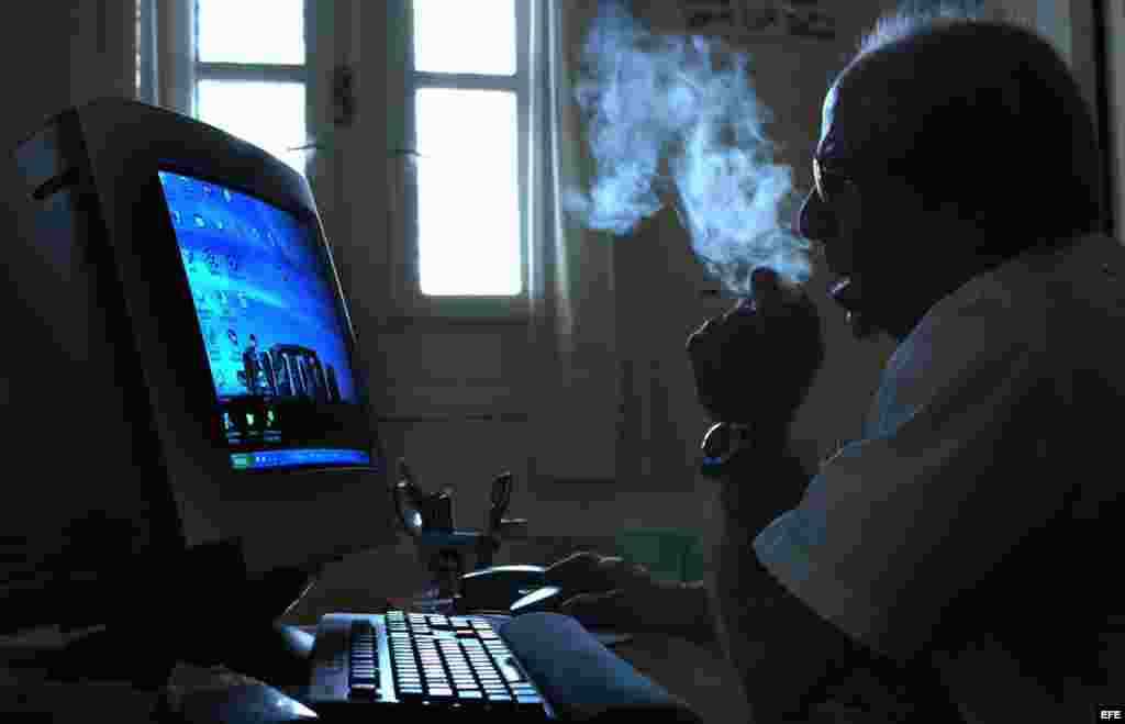 Un hombre fuma en una oficina en La Habana.