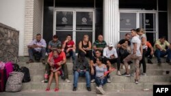 Cubanos esperan en el Centro de Attention Integral de Migrantes en Ciudad Juárez, Chihuahua el 20 de mayo de 2019.