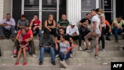 Cubanos esperan en el Centro de Attention Integral de Migrantes en Ciudad Juárez, Chihuahua el 20 de mayo de 2019.