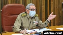 Raúl Castro durante una reunión en junio pasado, en la que anunció el inicio de la "desescalada" de la pandemia en Cuba. 