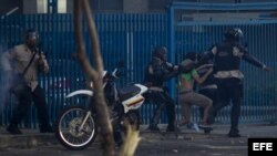 Manifestantes se enfrentan a miembros de la Policía Nacional Bolivariana
