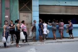 Cubanos hacen fila para adquirir alimentos en una tienda del Estado.