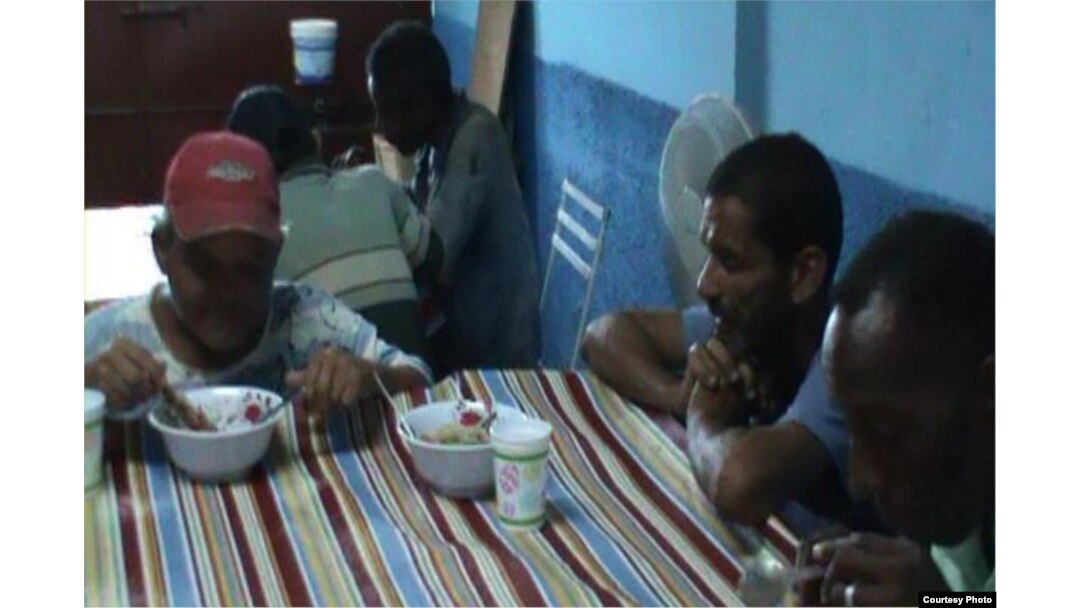 Ancianos de bajos recursos económicos almorzando en la sede del Preyecto "Capitán Tondique".