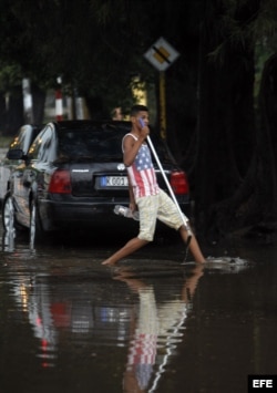 Un joven cruza una calle inundada en La Habana. Archivo.