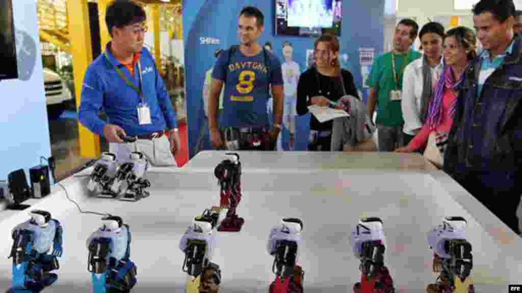Asistentes observan varios robots coreanos en la Feria Internacional de La Habana