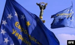 Banderas europeas ondean en la Plaza de la Independencia de Kiev, Ucrania.