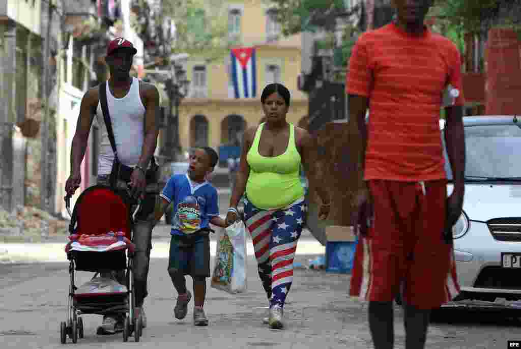 Banderas de fondo: la bandera de &quot;los yankees&quot;en un primer plano, en segundo plano la bandera cubana. Con el reinicio de las relaciones entre el gobierno de EEUU y el régimen de la isla, los cubanos encontraron nuevos motivos para sus atuendos.