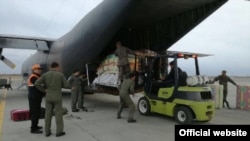 Avión Hércules de la Fuerza Aérea de Ecuador que traslada ayuda humanitaria a Cuba