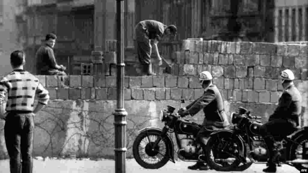 Fotografía de archivo de agosto de 1961 de la construcción del Muro de Berlín en la calle Bernauer de Alemania. 
