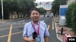 Corresponsal del Servicio Chino de la Voz de América en Beijing, Feng Yibing, fue detenido por autoridades chinas el lunes 13 de agosto cuando realizaba una entrevista a través de una puerta cerrada a un profesor que critica al gobierno.