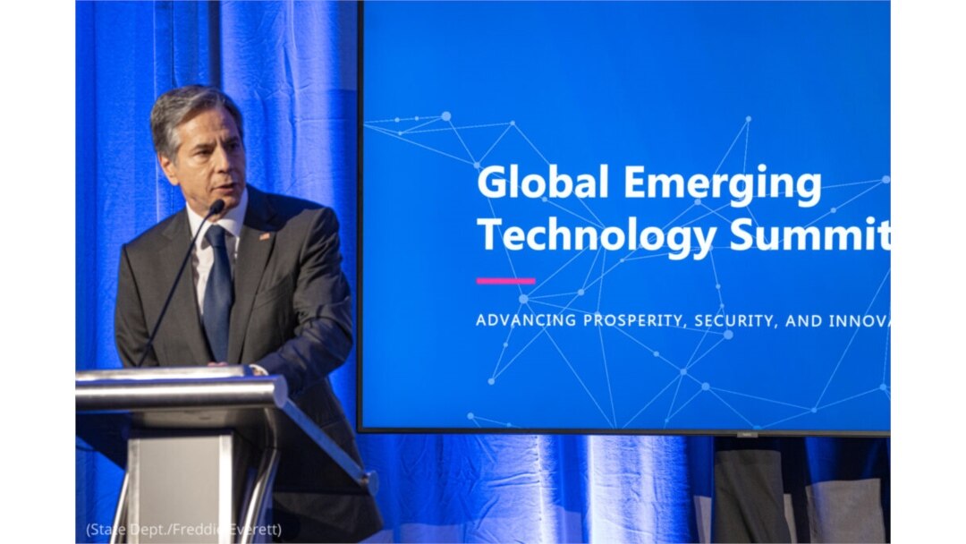 El secretario de Estado Antony Blinken pronuncia un discurso en la Cumbre mundial de tecnologías emergentes, de la Comisión de Seguridad Nacional sobre Inteligencia Artificial, el 13 de junio en Washington. (Depto. de Estado/Freddie Everett)