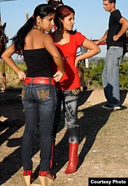 Muchachas vestidas al estilo de personajes de los narco-corridos. Cortesía Cubanet.