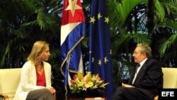 Imagen de la reunión sostenida entre Raúl Castro y la jefa de la diplomacia de la Unión Europea, Federica Mogherini, marzo de 2015.