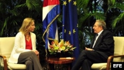 Imagen de la reunión entre Raúl Castro y la jefa de la diplomacia de la Unión Europea, Federica Mogherini. Archivo.