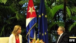 Imagen de la reunión sostenida entre Raúl Castro y la jefa de la diplomacia de la Unión Europea, Federica Mogherini.
