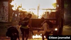 Manifestantes en Chacao incendiaron uno de los carros que lanzan chorros de agua, conocidos como "ballenas"