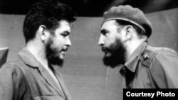 Guevara, en sus días de ministro en Cuba, y Fidel Castro.
