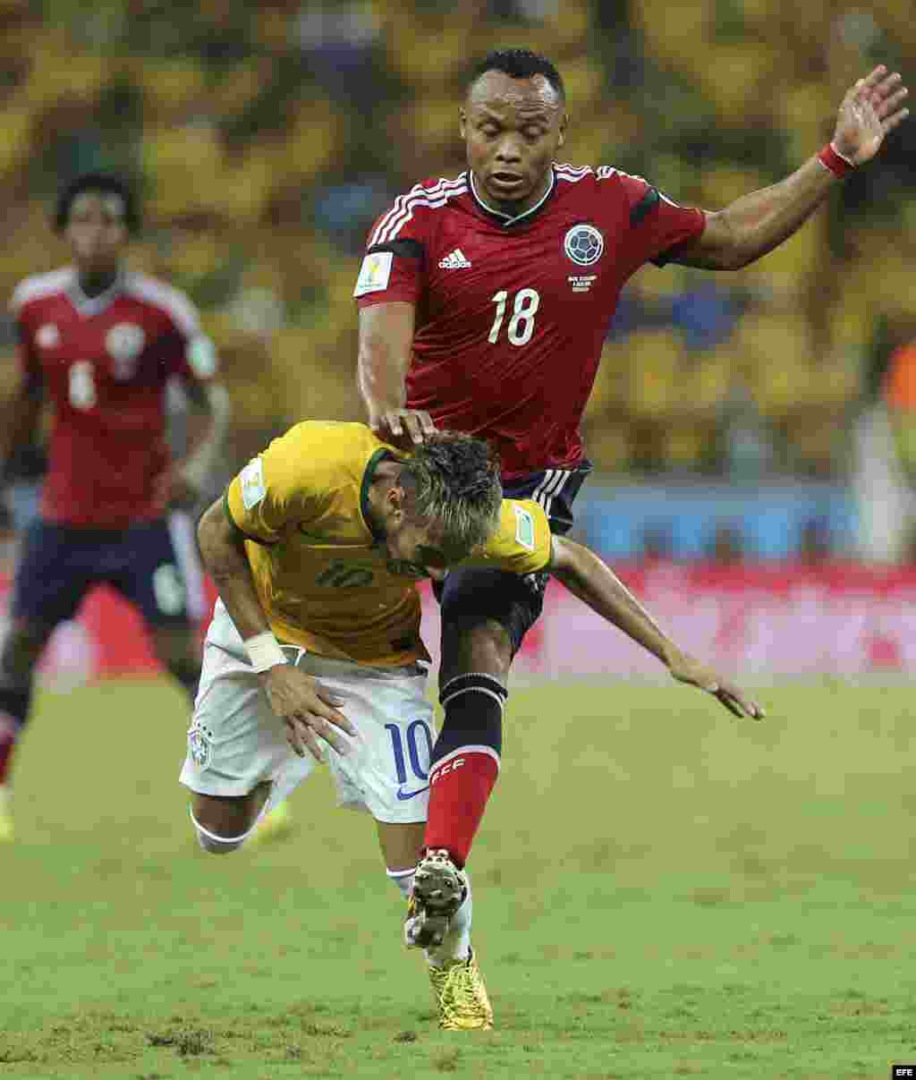 El delantero brasileño Neymar (i) cae ante el defensa colombiano Juan Zúñiga, durante el partido Brasil-Colombia, de cuartos de final del Mundial de Fútbol de Brasil 2014, en el Estadio Castelão de Fortaleza, Brasil.