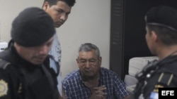 Autoridades guatemaltecas custodian al al presunto narcotraficante guatemalteco Waldemar Lorenzana Lima (c) 