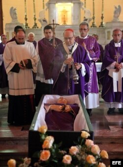 El cardenal cubano Jaime Ortega (c) ofició una misa en la parroquia de San Agustín en La Habana (Cuba) hoy, sábado 4 de enero de 2014, en homenaje al fallecido monseñor Carlos Manuel de Céspedes García-Menocal.