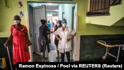 Una de las clínicas de La Habana en la que la vacuna Soberana02 contra el COVID-19 se administra a la población como parte de los ensayos clínicos en fase 3. (Ramon Espinosa / Pool via REUTERS)